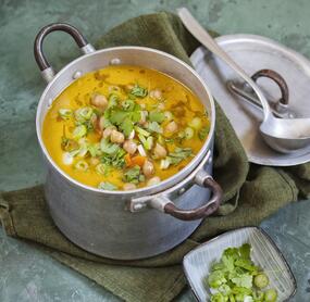 Vegane und gesunde Kichererbsen-Karotten-Suppe