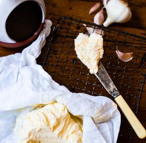 Selbst gemachte Knoblauchbutter