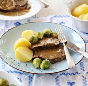 Sauerbraten mit Kartoffeln und Rosenkohl