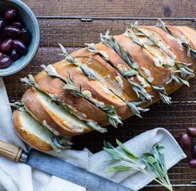 Das saftigste Kräuterbrot mit Knoblauchbutter
