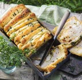 Fächerbrot mit Bärlauchbutter und Käse