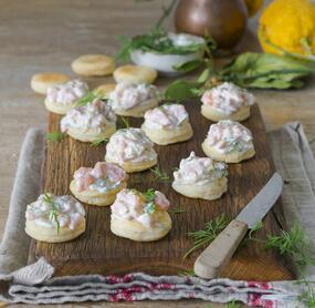 Lachstartar-Blätterteig-Häppchen