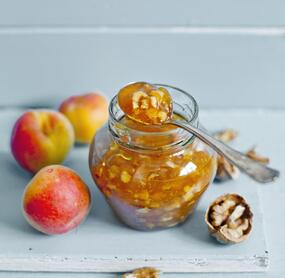 Pfirsichkonfitüre mit Walnüssen