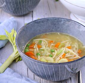 Frühlingssuppe mit Nudeln