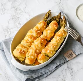 Grüner Spargel im Schlafrock