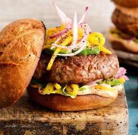 Hamburger mit fruchtig-scharfem Belag