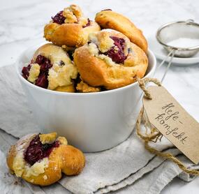 Hefe-Konfekt mit Cranberrys und Kirschen