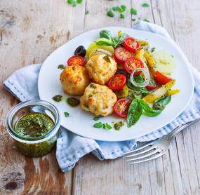Für Fisch-Fans: Kabeljaubällchen mit mediterranem Kartoffelsalat