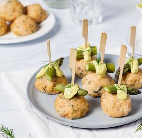 Lachsfrikadellen mit Spargel und Dillsoße