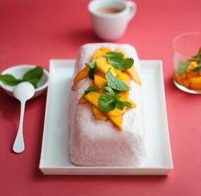Semifreddo mit Mango-Minze-Salat