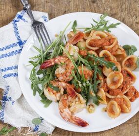 Warmer Nudelsalat mit Garnelen und Paprika-Mandel-Pesto