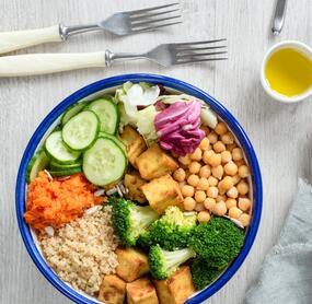 Buddha-Bowl mit Quinoa und Tofu