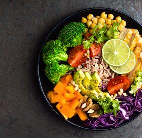Buddha-Bowl mit Reis und Hähnchen
