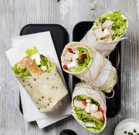 Wraps mit Hähnchenbrust und Salat