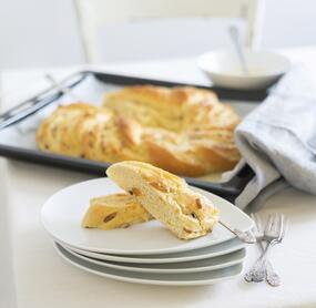 Aprikosen-Pinienkern-Hefekranz mit dem gewissen Etwas