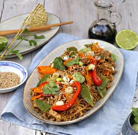 Gebratene Nudeln mit Gemüse und Schweinefleisch