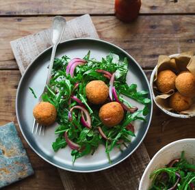 Ausgebackene Bohnenbällchen mit Salat