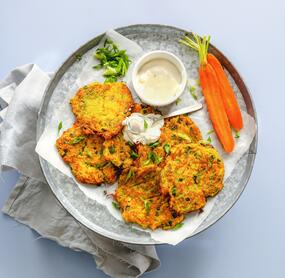 Crispy Gemüsepuffer mit Joghurt-Dip