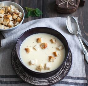 Käsesuppe mit Knoblauchcroûtons