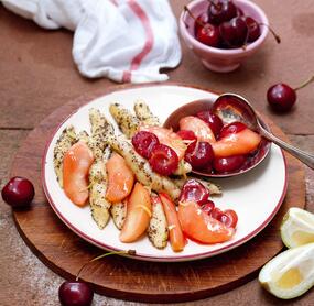 Schupfnudeln mit Mohnbutter und Pfirsich-Kirsch-Kompott