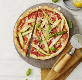 Spargelpizza mit Basilikum