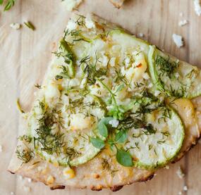 Zucchini-Kräuter-Pizza