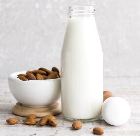 Nuss- oder Mandelmilch