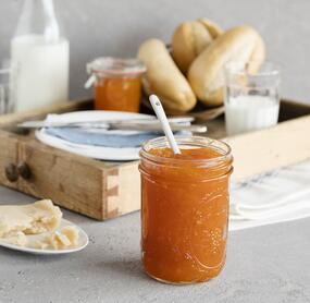 Aprikosenkonfitüre mit Marzipan