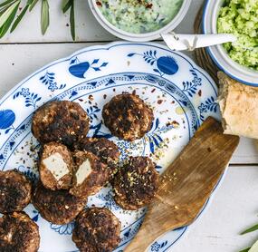 Bifteki mit Krautsalat und Zaziki