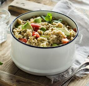 Couscous-Salat mit Avocado und Erdbeeren