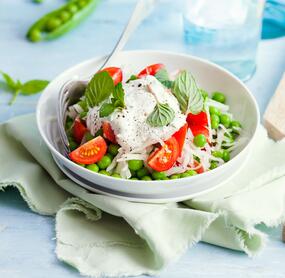 Schneller Erbsensalat mit Minz-Joghurt-Soße