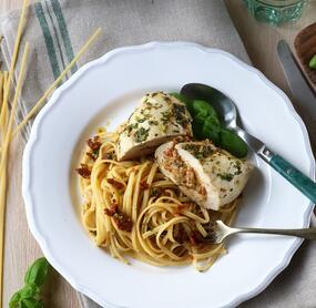 Gefülltes Hähnchen mit Tomaten-Linguine