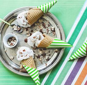 Genuss pur: Haselnusseis mit Amaretto