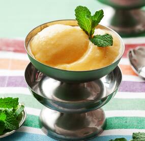 Mango-Blitzeis mit Joghurt