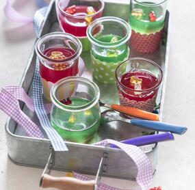 Mini-Wackelpudding mit Gummibärchen