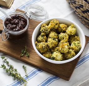 Mozzarella-Bällchen mit Tomatenchutney