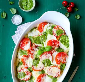 Schnelles Nudelgratin mit Tomate-Mozzarella überbacken
