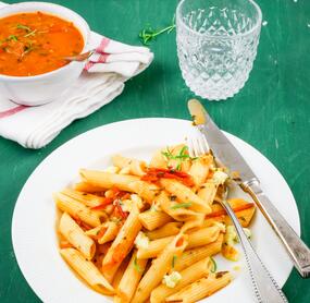 Nudeln mit Tomatensugo und mariniertem Mozzarella