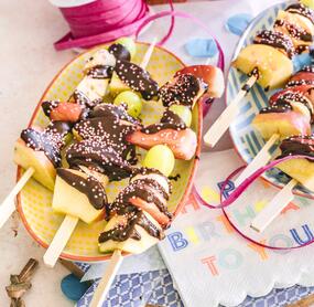 Obstspieße mit Schokosoße und Streuseln