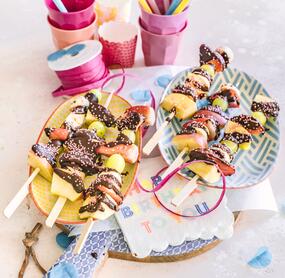 Obstspieße mit Schokosoße und Streuseln