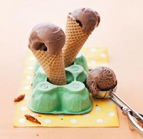 Sahniges Schokoladeneis mit Chili in der Eismaschine