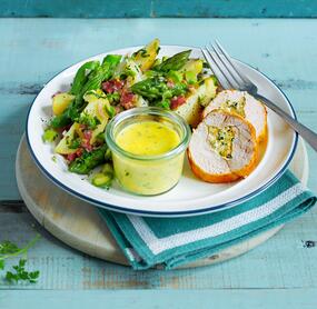 Gefüllte Hähnchenbrust mit Spargel-Kartoffelsalat und Sauce béarnaise