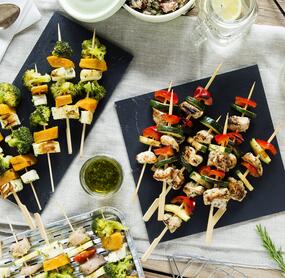 Zweierlei Grillspieße mit Kräutermarinade
