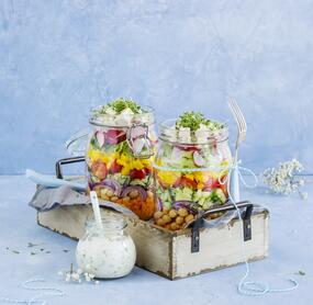 Bunter Schichtsalat mit Kichererbsen und Joghurtdressing im Glas