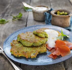 Erbsenpuffer mit Meerrettichcreme und Räucherlachs