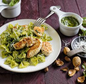Farfalle mit Pesto und Hähnchen