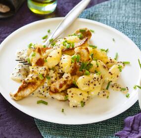 Gnocchi mit Putenstreifen in Kräuter-Senf-Sahne