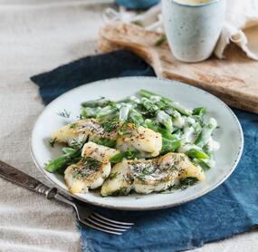 Gebratener Kabeljau mit Schnittbohnen in cremiger Soße