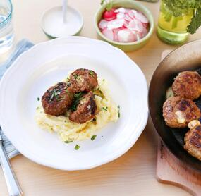 Hausmannskost: Käsefrikadellen mit Selleriepüree