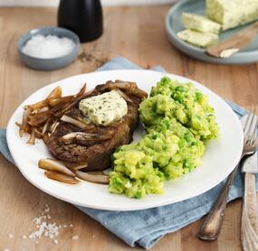 Edel und originell: Rumpsteak mit Erbsenpüree
